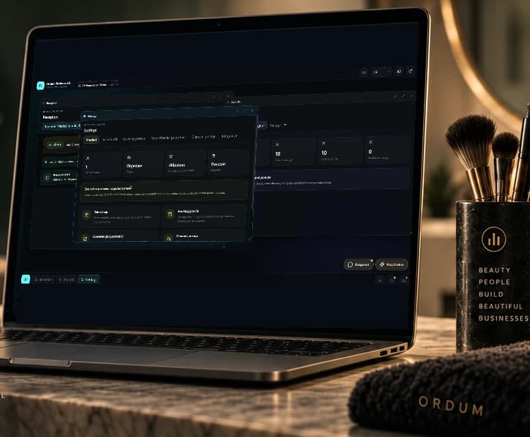 Ordum na laptopu u konceptualnom beauty studiju. Na ekranu je originalni prikaz demo Workspace-a.